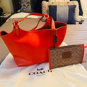 Gorgeous Authentic COACH Day Tote with removable zip pouch✨✨✨✨